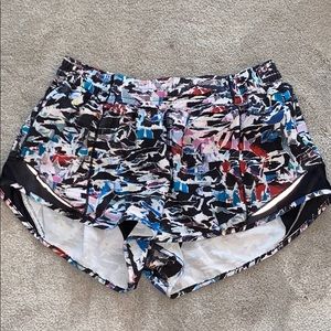 lululemon hotty hot 2.5” shorts size 8